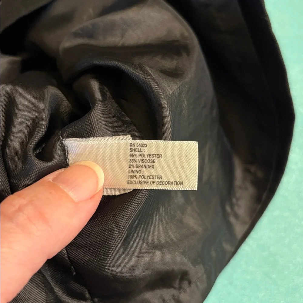 GAP Pleated Front Classic Black Skirt Large Pockets Lined Interior Size 6